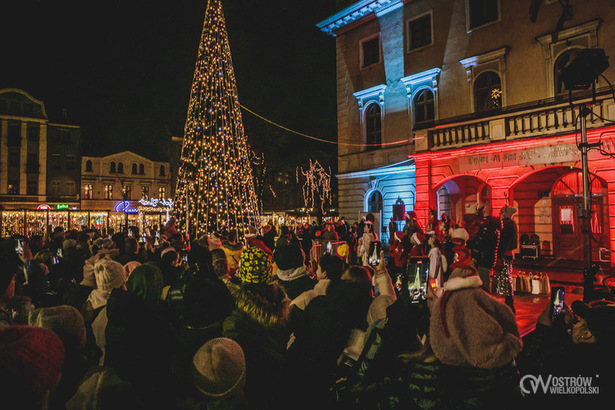 Ilustracja do artykułu: Wspólnie zapaliliśmy światełka na choince