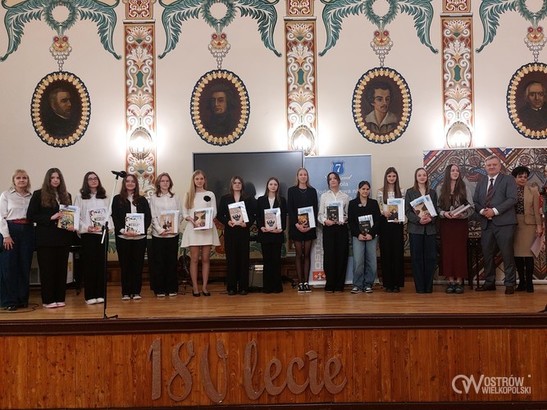 Ilustracja do artykułu: Uroczyste podsumowanie XI  Międzyszkolnego Konkursu Polonistycznego dla Uczniów Szkół Podstawowych „Z literaturą za pan brat- piękno treści i języka”