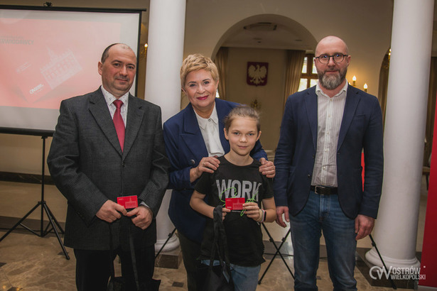 Ilustracja do artykułu: Ostrowskie Karty Mieszkańca w rękach ostrowian