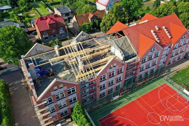 Ilustracja do artykułu: Trwa rozbiórka starego dachu w Szkole Podstawowej nr 5