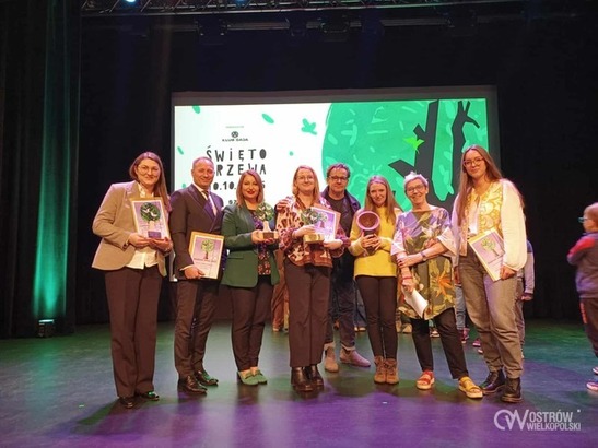 Ilustracja do artykułu: 'Czarodziejskie drzewo' dla Ostrowa i SP5