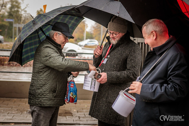 Ilustracja do artykułu: Kwestowali na Starym Cmentarzu