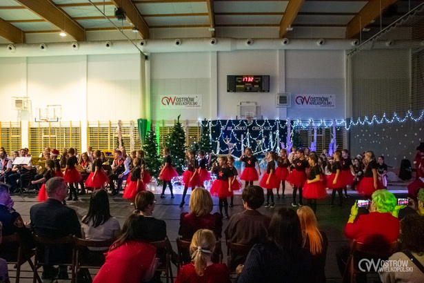 Ilustracja do artykułu: Koncert „W blasku choinki” w ostrowskiej 'Dziewiątce'