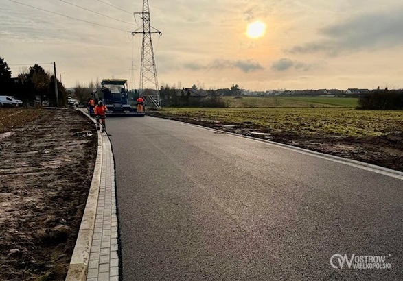 Ilustracja do artykułu: Ulica Morelowa z asfaltową nawierzchnią