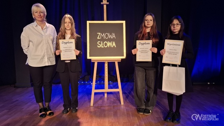 Ilustracja do artykułu:  Nagrody dla uczennic z Siódemki w Powiatowym Konkursie Poetyckim ZMOWA SŁOWA
