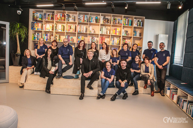 Ilustracja do artykułu: Książki, winyle i huśtawka. Zapraszamy do biblioteki przy ulicy Kolejowej 3!