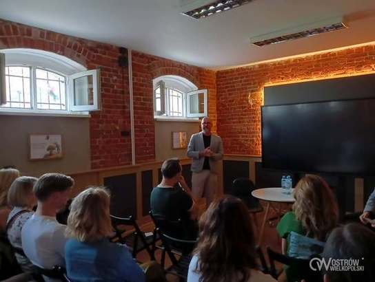 Ilustracja do artykułu: Klasy bez ścian i nauka w ruchu. Ostrowscy nauczyciele uczą się edukacji outdoorowej