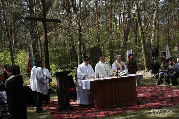 Ilustracja do artykułu: Msza św. pamięci pomordowanych w Lasku Winiarskim