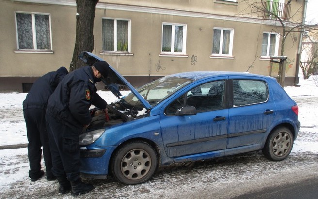 Ilustracja do artykułu: Strażnicy miejscy pomagają, gdy auto nie odpali