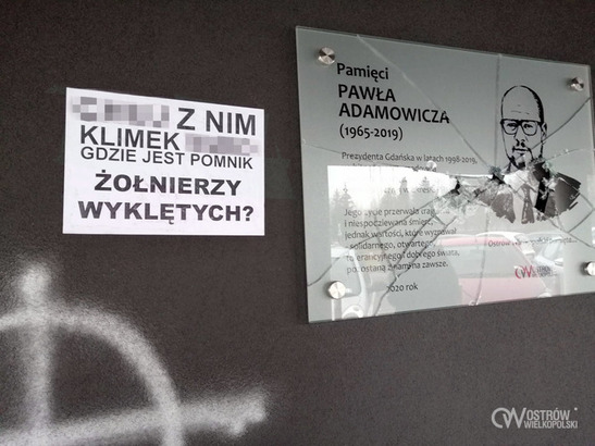 Ilustracja do artykułu: Zniszczono tablicę poświęconą Pawłowi Adamowiczowi - Ostrów mówi stanowcze NIE mowie nienawiści 