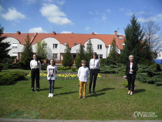 Ilustracja do artykułu: Klaudia, Amelia, Mieszko i Magdalena- uczniowie Siódemki-  laureatami Wojewódzkiego Turnieju Białych Piór
