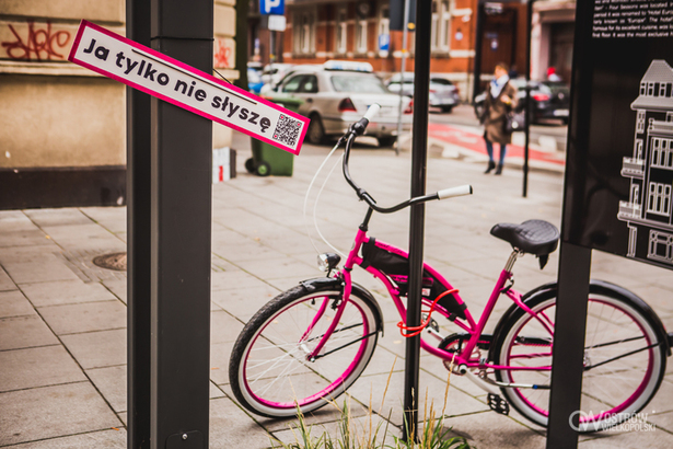 Ilustracja do artykułu: Różowe rowery w mieście