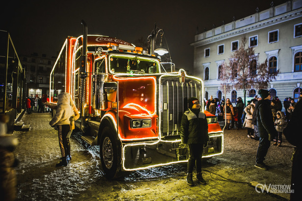 Ilustracja do artykułu: Ciężarówka Coca-Coli zatrzymała się w Ostrowie