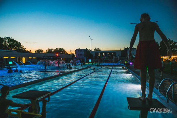 Ilustracja do artykułu: Nocne pływanie z nocnym aerobikiem
