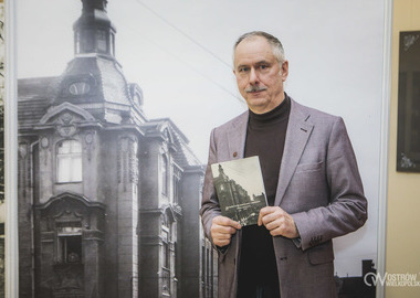 Ilustracja do artykułu: Ostrów dołącza do kultowej serii „KSIĄŻKA DO PISANIA”