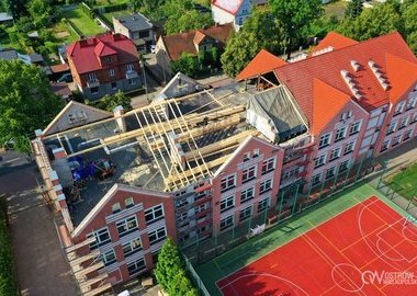 Ilustracja do artykułu: Trwa rozbiórka starego dachu w Szkole Podstawowej nr 5