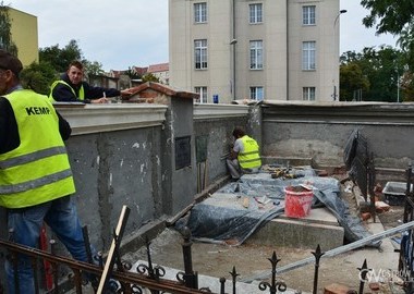 Ilustracja do artykułu: Cmentarny mur stawiany do pionu