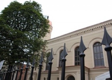 Ilustracja do artykułu: Płot i lampy przed Synagogą