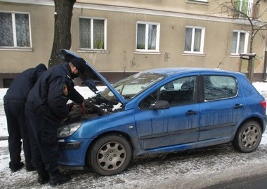 Ilustracja do artykułu: Strażnicy miejscy pomagają, gdy auto nie odpali