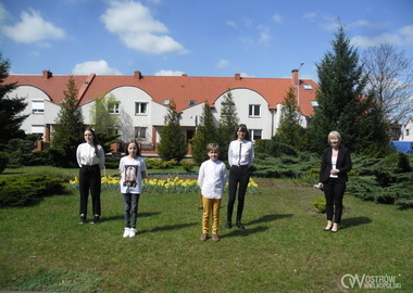 Ilustracja do artykułu: Klaudia, Amelia, Mieszko i Magdalena- uczniowie Siódemki-  laureatami...