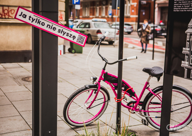 Ilustracja do artykułu: Różowe rowery w mieście