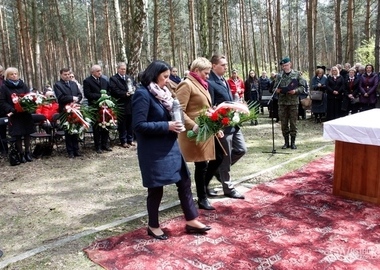 Ilustracja do artykułu: Ku pamięci pomordowanych w Winiarach