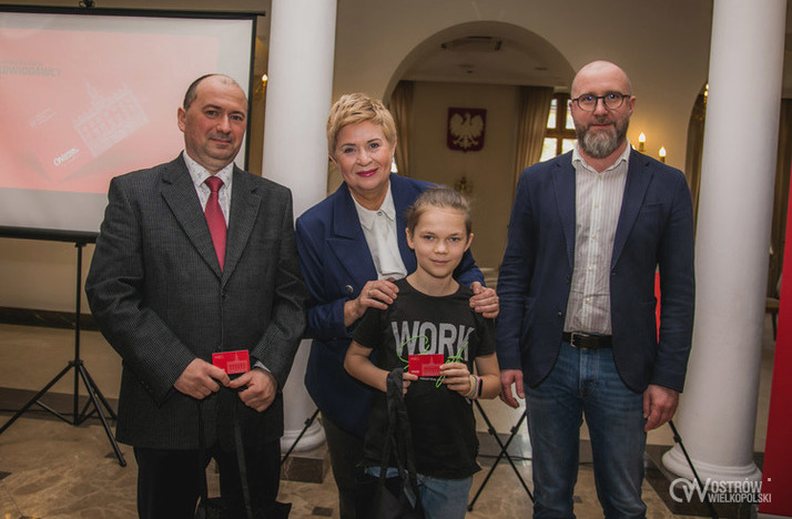 Ilustracja do artykułu: Ostrowskie Karty Mieszkańca w rękach ostrowian