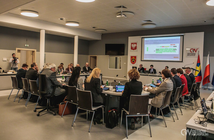 Ilustracja do artykułu: Kompromis na 2026 rok. Budżet przyjęty jednogłośnie