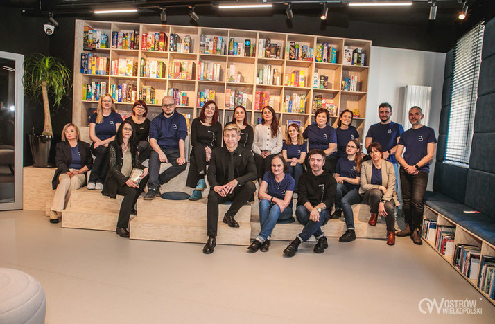 Ilustracja do artykułu: Książki, winyle i huśtawka. Zapraszamy do biblioteki przy ulicy...