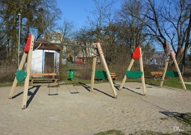 Place zabaw czekają na dzieci  (10)