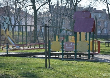 Place zabaw czekają na dzieci  (9)