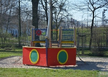 Place zabaw czekają na dzieci  (8)