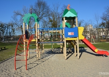 Place zabaw czekają na dzieci  (6)