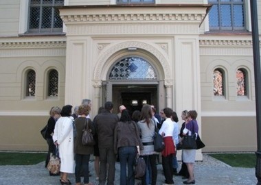 Pierwsi turyści przed synagogą 3