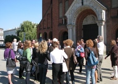Pierwsi turyści przed synagogą 1