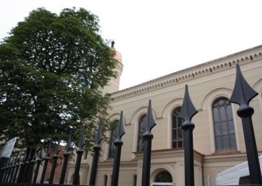 Płot i lampy przed Synagogą 4