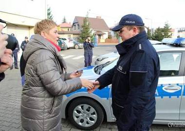 Nowy radiowóz przekazany policjantom  (5)