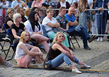 Koncertowa inauguracja lata 2021 - sound n grace - puliczość siedząca pod sceną