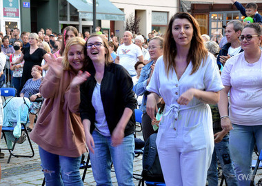 Koncertowa inauguracja lata 2021 - sound n grace - publiczność uczestnicząca w koncercie