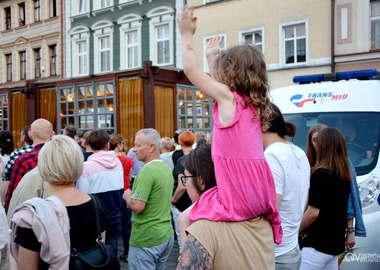 Koncertowa inauguracja lata 2021 - sound n grace - dziewczynka i publiczność