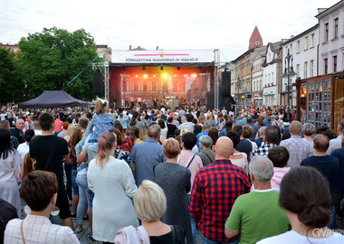 Koncertowa inauguracja lata 2021 - sound n grace -  publiczność scena na rynku