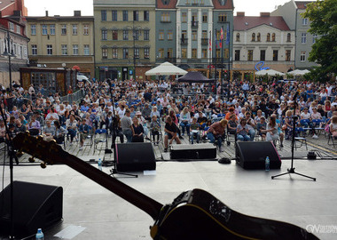 Koncertowa inauguracja lata 2021 - sound n grace -  gitara publiczność w tle 