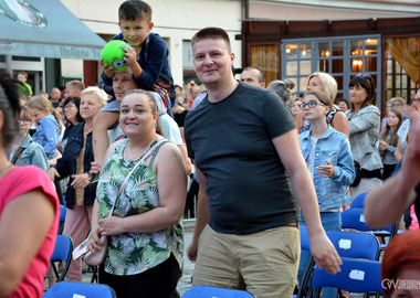 Koncertowa inauguracja lata 2021 - sound n grace -  dwie młode osoby z publicznosci