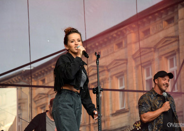 Koncertowa inauguracja lata 2021 - sound n grace -  artystka śpiewająca na scenie