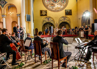 Koncert poświęcony pamięci śp. ks. Krzysztofa Nojmana_39 orkiestra kameralna w tle publiczność