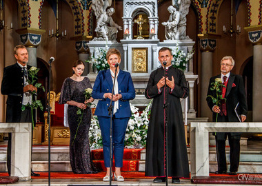 Koncert poświęcony pamięci śp. ks. Krzysztofa Nojmana_36 Bogusław Morka, Ewa Zielińska, Beata Klimek prezydent miasta Ostrowa Wielkopolskiego, kanonik Adam Kosmała, proboszcz Konkatedry, Ryszard Morka