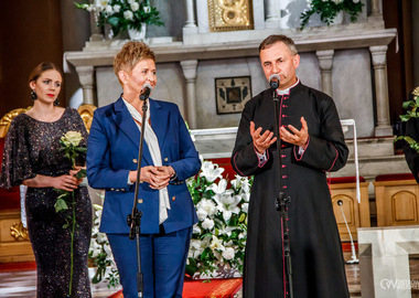 Koncert poświęcony pamięci śp. ks. Krzysztofa Nojmana_35 kanonik Adam Kosmała, proboszcz Konkatedry, Beata Klimek prezydent miasta Ostrowa Wielkopolskiego