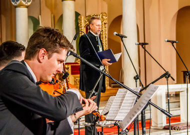 Koncert poświęcony pamięci śp. ks. Krzysztofa Nojmana_19 skrzypek i  Bogusław Morka - solista tenor