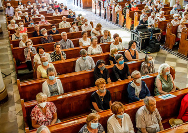 Koncert poświęcony pamięci śp. ks. Krzysztofa Nojmana_10 publiczność zgromadzona w Konkatedrze