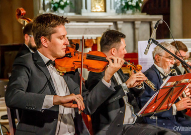 Koncert poświęcony pamięci śp. ks. Krzysztofa Nojmana_8 orkiestra kameralna, skrzypek